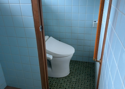 【トイレ】 | 吉野中古戸建 | トイレは大きさや形、機能、抗菌性などが異なる多種多彩なタイプが各メーカーから出ています。それぞれに良さがあるため、事前にどういったタイプのトイレがいいのかをご家庭内で決めて、内見に行くといいでしょう。