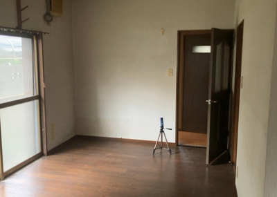 【居間・リビング】 | 大楽寺町中古戸建 | 直線タイプはLとDKを一直線に並べた形で対面キッチンのタイプです。一般的なのでよく見かけるかもしれません。直線タイプに似た直接アイランドタイプは、キッチンとダイニングの間に壁がない分広く感じられます。