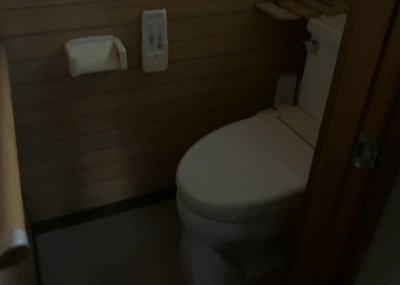【トイレ】 | 大楽寺町中古戸建 | トイレは大きさや形、機能、抗菌性などが異なる多種多彩なタイプが各メーカーから出ています。それぞれに良さがあるため、事前にどういったタイプのトイレがいいのかをご家庭内で決めて、内見に行くといいでしょう。