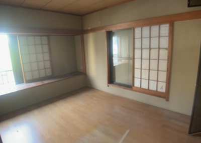 【洋室】 | 南大谷中古戸建 | 洋室のメリットは重い家具が置きやすく、身の回りが整理しやすいことです。 床がフローリングのため畳とは異なり凹みにくいです。 クローゼットなど収納が豊富で、普段使わない旅行カバンや服の整頓も簡単にです。