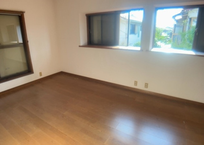 【寝室】 | 南大谷中古戸建 | 寝室でゆっくりと過ごすためにはベッド周りの適度な空間を担保することや窓の位置、照明の明るさ、寝室の広さなどを考える必要があります。自身や家族の構成とライフスタイルに併せて寝室にする部屋を選びましょう！