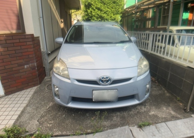 【駐車場】 | 南大谷中古戸建 | 駐車場と明記されていても、最小スペースでつくられた駐車場だと大型車は駐車できなかったり、出入りしにくくなったりする可能性があります。お車のサイズと購入したい物件の駐車場のサイズを現地で確認しましょう。