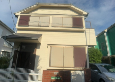 【外観】 | 南大谷中古戸建 | 現地に行くなら、物件の周囲の地形がどうなっているかを見ることも大切です。周辺より低くなっている土地では、大雨などで水が集まりやすいため、地盤が弱くなっているということも考えられるため、注意が必要です。