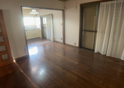 【居間・リビング】 | 南大谷中古戸建 | L型アイランドタイプは、キッチンからダイニングにもリビングにも目が行き届くので、とても使いやすい配置です。L字型独立タイプは、キッチンを独立させてるためLDKというよりもLDといった様なイメージです。