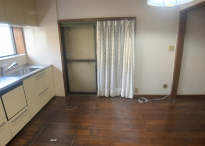 【ダイニング】 | 南大谷中古戸建 | ダイニングにはダイニングテーブルセットなどを置くことが多く、間取りにおいて「D」と略記されますが、食事を作るときの作業場として使用したり、朝食を食べたりするときだけに使われるケースも少なくありません。