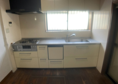 【キッチン】 | 南大谷中古戸建 | DKの物件でも広く見せたい方は、ダイニングスペースを広く使えるように工夫しましょう。低めのダイニングソファを置くと、家具の圧迫感が減り、広く見せることができ、ダイニングをリビングのように使用できます！