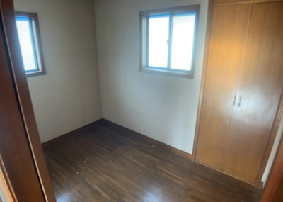 【子供部屋】 | 南大谷中古戸建 | 子供が何人でも年齢によっては、受験時にしっかり壁のある個室があった方が良い場合もあります。難しい問題ですが、兄弟の人数や、性別や年齢差によって状況が異なりますので、数年後のこともしっかり考えましょう。