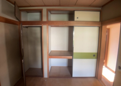 【収納】 | 南大谷中古戸建 | ウォークインクローゼットがあれば、クローゼット内でコーディネートが完成できますし、季節の変わり目に行う衣替えの手間も省けます。また、スーツケースなど大きいものもしまうことができ使い勝手がよいです。