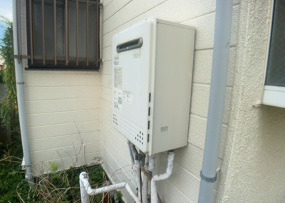 【発電・温水設備】 | 南大谷中古戸建 | 省エネ給湯器とは従来型の給湯器より熱効率が高く、少ない燃料でたくさんのお湯を沸かすことが出来る高効率な給湯器のことを指します。また、省エネ給湯器には種類があり、利便性や効果なども様々です。