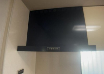 【冷暖房・空調設備】 | 南大谷中古戸建 | ２４時間換気と一般的な換気扇は役割が違います。２４時間換気は室内の空気を循環して、シックハウスや結露を防ぐ役割があるため常に動かす必要があります。一方の換気扇の役割は短期間で空気を入れ替えることです。