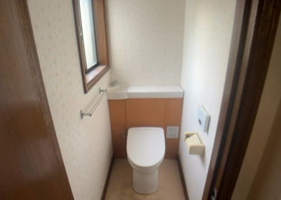 【トイレ】 | 南大谷中古戸建 | トイレは大きさや形、機能、抗菌性などが異なる多種多彩なタイプが各メーカーから出ています。それぞれに良さがあるため、事前にどういったタイプのトイレがいいのかをご家庭内で決めて、内見に行くといいでしょう。