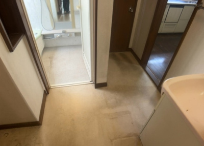 【脱衣所】 | 南大谷中古戸建 | 多くの戸建て住宅で見かける洗面脱衣所は、洗面台と洗濯機が2畳ほどのスペースに並べられていて、洗面所が脱衣所を兼ね備えている間取りが一般的です。お客様が利用することもある、パブリックな空間でもあります。