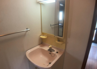 【独立洗面台】 | 南大谷中古戸建 | 洗面化粧台では顔を洗ったり、身だしなみを整えることが本来の使い方ですが、用途によっては洗面化粧台に求められる機能が違ってくるため、ご自身や家族のライフスタイルに合ったものを選ぶことをおすすめ致します。