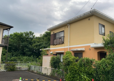 【バルコニー】 | 宮の里中古戸建 | バルコニーは、室外の専用スペースのうち、「屋根がなく開放された空間」であるものを指します。ベランダより広いタイプのものが多く、日当たりもよいため家庭菜園などを楽しみたい人にとって適した環境となります。