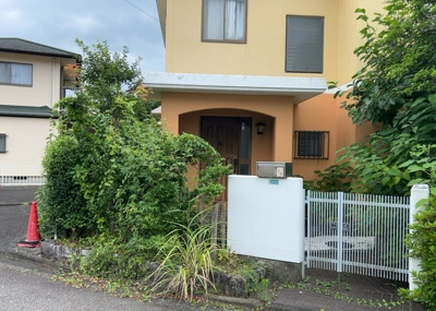 【玄関】 | 宮の里中古戸建 | 玄関は家の顔でもあり、家族以外の目にも止まる場所です。玄関は外との間を仕切る扉、靴などをしまっておく収納スペース、靴脱ぎのたたきスペース、来客とのやり取りをするドアホンなど複数のアイテムからなります。