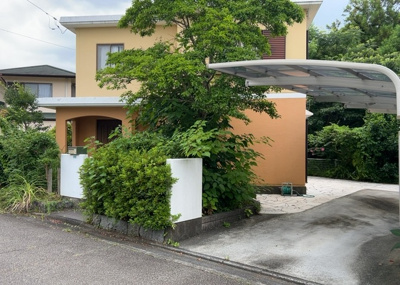 【構造・工法・仕様】 | 宮の里中古戸建 | 木造住宅とは土台、壁、柱など建築物の強度を支える構造体の材に木が使用されている構造を指します。構造体は建物の自重を支えるだけではなく風圧や水圧、積裁荷重などあらゆる衝撃に耐えるための基礎です。