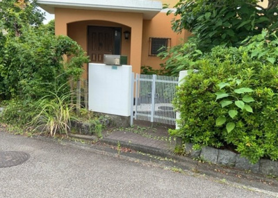 【内装】 | 宮の里中古戸建 | 玄関ポーチにおいて最も重視すべきと言っても良いのが広さです。適切な広さの玄関ポーチでないと外見的なバランスは崩れてしまいますし、何より使いにくくなってしまいますので、現地で実際に下見をしてみましょう！