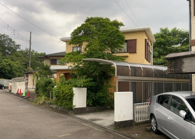 【外観】 | 宮の里中古戸建 | 隣家の土地はどうなっているのか、生活利便施設が近くにあるのか、学校まで近いかなど、お客様のライフスタイルにあわせたイメージが重要です。また、近くにあると困る施設が近くにないかも確認するといいでしょう。
