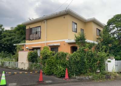 【外観】 | 宮の里中古戸建 | 現地に行くなら、物件の周囲の地形がどうなっているかを見ることも大切です。周辺より低くなっている土地では、大雨などで水が集まりやすいため、地盤が弱くなっているということも考えられるため、注意が必要です。