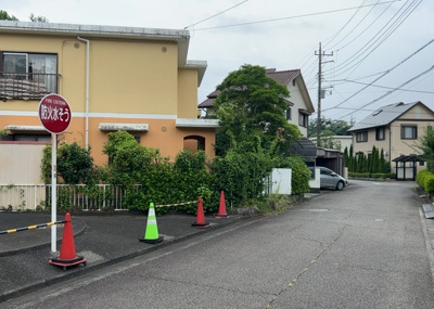 【前面道路含む現地写真】 | 宮の里中古戸建 | 南側道路の場合は長い時間光を入れ込むことができるため、庭やリビングを道路側に持ってくることが多く土地価格も高い傾向にあります。一方北側道路だとリビングや庭が南側になりプライバシーを守ることができます。