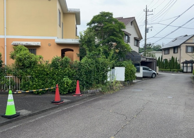 【前面道路含む現地写真】 | 宮の里中古戸建 | 東側道路の場合は居室を南向きに設計しやすいため、朝日が入りやすいというメリットがあります。一方、西側道路も東側同様に居室を南向きに設計しやすいのですが、住宅地だと朝日が入りにくいという弱点があります。