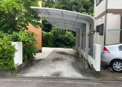 【駐車場】 | 宮の里中古戸建 | 車一台あたりに必要なスペースは、標準サイズの普通自動車で横幅2m50cm、長さ5mは必要になります。ただし、乗降のことも考慮して横幅3m30cm、長さ5m50cmほどは確保できるところを選びましょう。