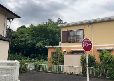 【バルコニー】 | 宮の里中古戸建 | バルコニーは、建物内から室外へ楽に出入りできる便利なスペースです。また、バルコニーには手すりを付けることが義務付けられており、手すりの高さは110cm以上で施工することが建築基準法で定められています。