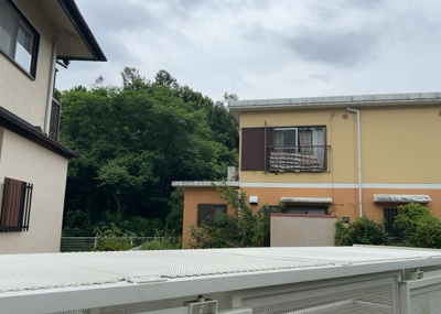 【バルコニー】 | 宮の里中古戸建 | 両面バルコニーは、バルコニーそのものの機能というよりかは設置の仕方による名称です。複数のバルコニーを東西や南東などの相対する場所に設置することで、通風や採光が確保しやすくなるというメリットがあります。