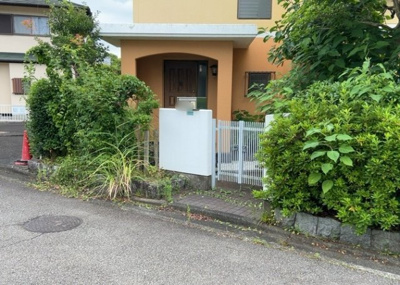 【玄関】 | 宮の里中古戸建 | 玄関は家の顔と言っても過言ではありません。現地を見学する際は玄関の広さや全体のバランスなどを見てみるといいでしょう。一般的なアプローチのしやすさだけではなく、お年寄りにも優しい設計のものだと安心です。