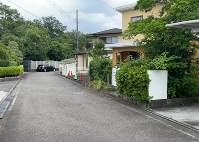 【前面道路含む現地写真】 | 宮の里中古戸建 | 住宅用の土地では前面道路に2m以上接していなければならないと法律で定められています。しかし、お持ちの車のサイズやライフスタイルなどにより、2mでは利便が悪い場合もございますので、事前に確認しましょう。