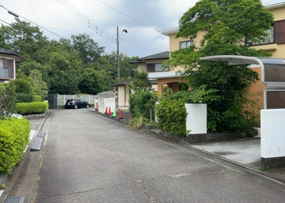 【前面道路含む現地写真】 | 宮の里中古戸建 | 道幅が広い場所は日当たりや風通が良好です。幅が広いのですれ違いも可能ですし大きな車でも駐車可能！一方で、大型車が通ることも多くなるため交通量の増加により騒音に繋がります。また土地の値段が高くなります。