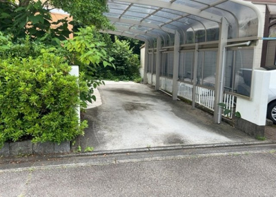 【駐車場】 | 宮の里中古戸建 | 駐車場と明記されていても、最小スペースでつくられた駐車場だと大型車は駐車できなかったり、出入りしにくくなったりする可能性があります。お車のサイズと購入したい物件の駐車場のサイズを現地で確認しましょう。