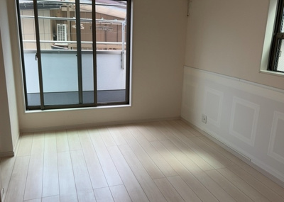 【洋室】 | 松枝中古戸建 | 洋室のメリットは重い家具が置きやすく、身の回りが整理しやすいことです。 床がフローリングのため畳とは異なり凹みにくいです。 クローゼットなど収納が豊富で、普段使わない旅行カバンや服の整頓も簡単にです。