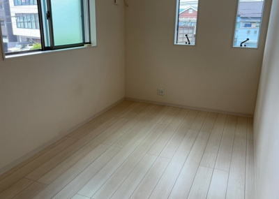 【寝室】 | 松枝中古戸建 | 寝室でゆっくりと過ごすためにはベッド周りの適度な空間を担保することや窓の位置、照明の明るさ、寝室の広さなどを考える必要があります。自身や家族の構成とライフスタイルに併せて寝室にする部屋を選びましょう！
