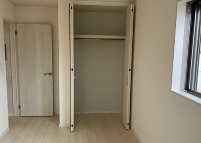 【収納】 | 松枝中古戸建 | デザイン性を重視しすぎて収納が少なかった！なんてことにならないため、事前に現地で収納の数を確認しておくことをお勧めします。クローゼット以外にも床下収納や屋根裏収納、パントリーなどもチェックしましょう。