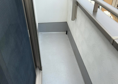 【バルコニー】 | 松枝中古戸建 | バルコニーは、室外の専用スペースのうち、「屋根がなく開放された空間」であるものを指します。ベランダより広いタイプのものが多く、日当たりもよいため家庭菜園などを楽しみたい人にとって適した環境となります。