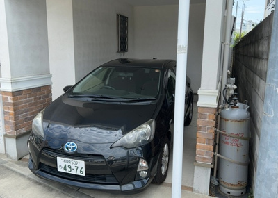【駐車場】 | 松枝中古戸建 | 駐車場と明記されていても、最小スペースでつくられた駐車場だと大型車は駐車できなかったり、出入りしにくくなったりする可能性があります。お車のサイズと購入したい物件の駐車場のサイズを現地で確認しましょう。
