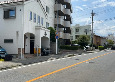 【前面道路含む現地写真】 | 松枝中古戸建 | 住宅用の土地では前面道路に2m以上接していなければならないと法律で定められています。しかし、お持ちの車のサイズやライフスタイルなどにより、2mでは利便が悪い場合もございますので、事前に確認しましょう。