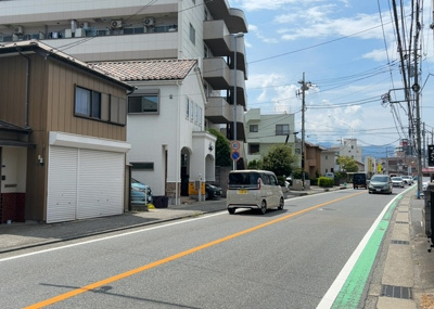 【前面道路含む現地写真】 | 松枝中古戸建 | お持ちの車種によっては前面道路が広い方が便利でしょう。しかし、前面道路が広ければその分交通量が多くなるため、騒音などが気になる場合があります。実際に現地を見学し、周辺交通量や騒音などを確認しましょう！