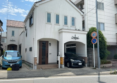 【外観】 | 松枝中古戸建 | 現地に行くなら、物件の周囲の地形がどうなっているかを見ることも大切です。周辺より低くなっている土地では、大雨などで水が集まりやすいため、地盤が弱くなっているということも考えられるため、注意が必要です。