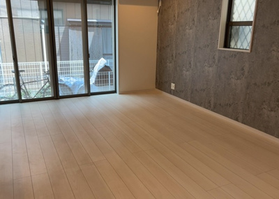 【居間・リビング】 | 松枝中古戸建 | L型アイランドタイプは、キッチンからダイニングにもリビングにも目が行き届くので、とても使いやすい配置です。L字型独立タイプは、キッチンを独立させてるためLDKというよりもLDといった様なイメージです。
