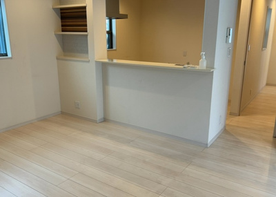 【キッチン】 | 松枝中古戸建 | DKの物件でも広く見せたい方は、ダイニングスペースを広く使えるように工夫しましょう。低めのダイニングソファを置くと、家具の圧迫感が減り、広く見せることができ、ダイニングをリビングのように使用できます！