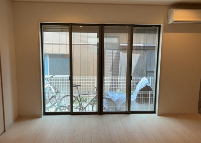【内装】 | 松枝中古戸建 | サッシは、ガラス窓に使用される金属製の窓枠です。一般的に住宅建築では、金属製建具工事の段階でガラス類・玄関などと同時に設置されます。種類や構造により断熱性能や遮音性能が異なるので現地でご確認ください。