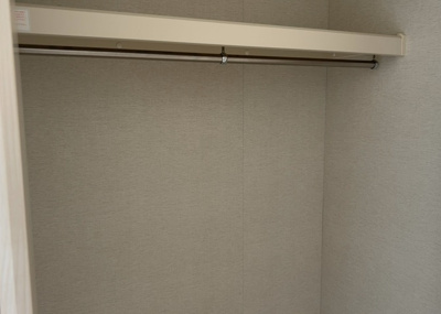 【収納】 | 松枝中古戸建 | ウォークインクローゼットがあれば、クローゼット内でコーディネートが完成できますし、季節の変わり目に行う衣替えの手間も省けます。また、スーツケースなど大きいものもしまうことができ使い勝手がよいです。