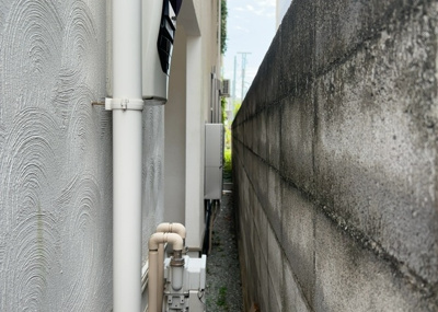 【発電・温水設備】 | 松枝中古戸建 | 省エネ給湯器とは従来型の給湯器より熱効率が高く、少ない燃料でたくさんのお湯を沸かすことが出来る高効率な給湯器のことを指します。また、省エネ給湯器には種類があり、利便性や効果なども様々です。