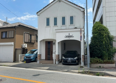 【構造・工法・仕様】 | 松枝中古戸建 | 木造住宅とは土台、壁、柱など建築物の強度を支える構造体の材に木が使用されている構造を指します。構造体は建物の自重を支えるだけではなく風圧や水圧、積裁荷重などあらゆる衝撃に耐えるための基礎です。