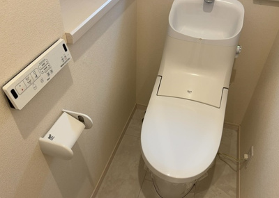 【トイレ】 | 松枝中古戸建 | トイレは大きさや形、機能、抗菌性などが異なる多種多彩なタイプが各メーカーから出ています。それぞれに良さがあるため、事前にどういったタイプのトイレがいいのかをご家庭内で決めて、内見に行くといいでしょう。