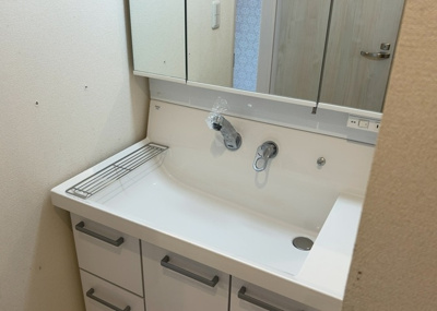 【独立洗面台】 | 松枝中古戸建 | 洗面化粧台では顔を洗ったり、身だしなみを整えることが本来の使い方ですが、用途によっては洗面化粧台に求められる機能が違ってくるため、ご自身や家族のライフスタイルに合ったものを選ぶことをおすすめ致します。