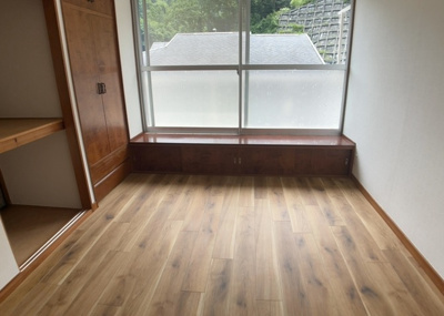 【洋室】 | 初沢町中古戸建 | 洋室のメリットは重い家具が置きやすく、身の回りが整理しやすいことです。 床がフローリングのため畳とは異なり凹みにくいです。 クローゼットなど収納が豊富で、普段使わない旅行カバンや服の整頓も簡単にです。