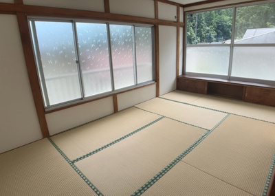 【寝室】 | 初沢町中古戸建 | 寝室でゆっくりと過ごすためにはベッド周りの適度な空間を担保することや窓の位置、照明の明るさ、寝室の広さなどを考える必要があります。自身や家族の構成とライフスタイルに併せて寝室にする部屋を選びましょう！